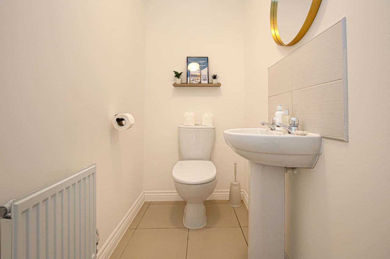 4 Bedroom 3.5 Bathroom House • Free Parking • Fast Wifi • Smart TV in 266 Prince Rupert Drive - Property image 31 - VivreStays