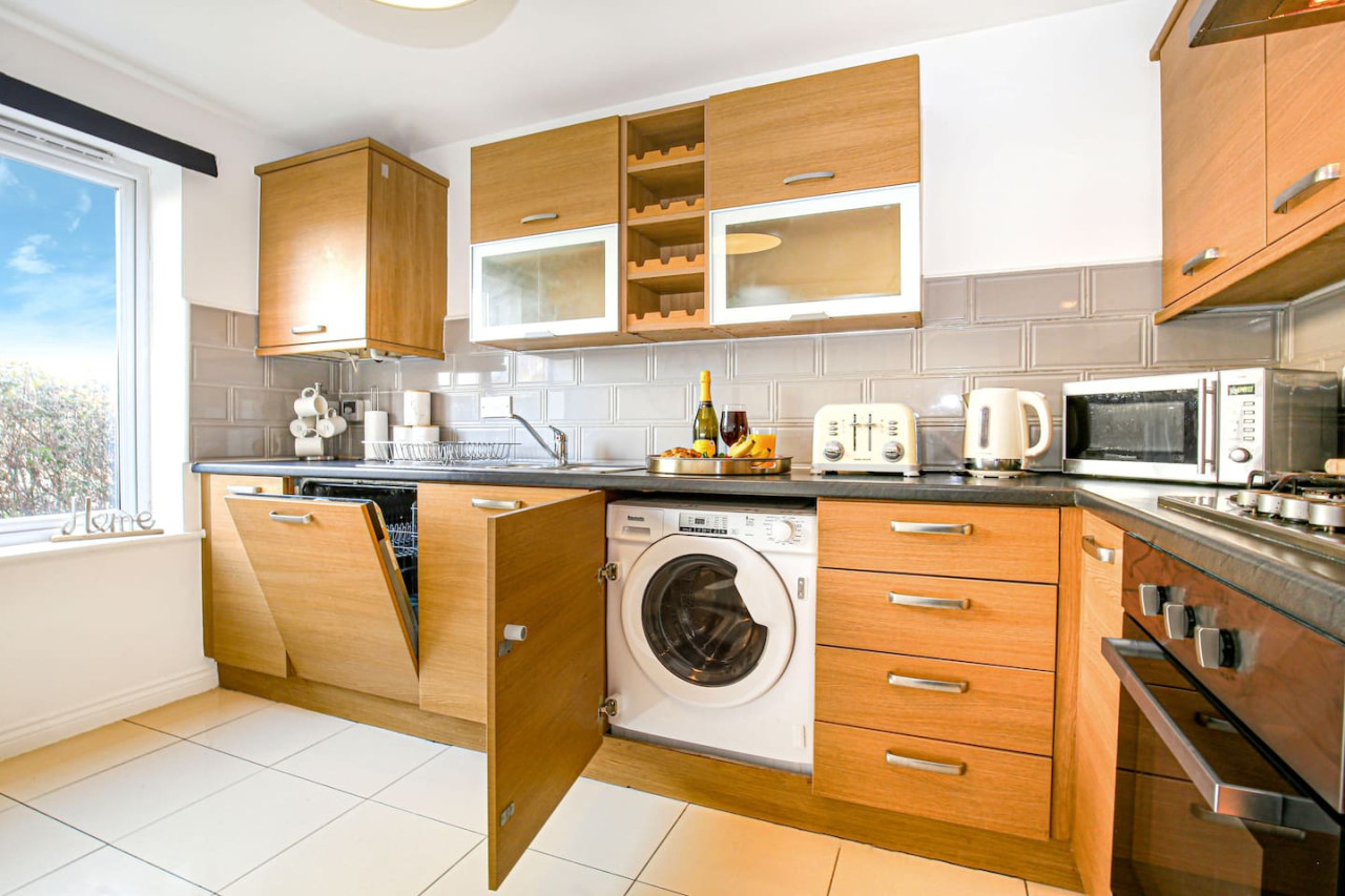 4 Bedroom 3.5 Bathroom House • Free Parking • Fast Wifi • Smart TV in 266 Prince Rupert Drive - Property image 27 - VivreStays