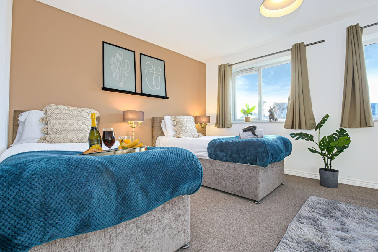 4 Bedroom 3.5 Bathroom House • Free Parking • Fast Wifi • Smart TV in 266 Prince Rupert Drive - Property image 2 - VivreStays