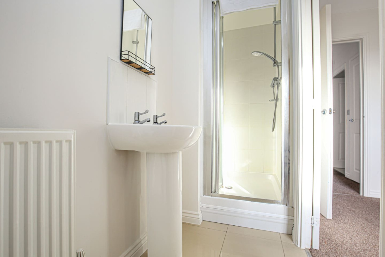 4 Bedroom 3.5 Bathroom House • Free Parking • Fast Wifi • Smart TV in 266 Prince Rupert Drive - Property image 7 - VivreStays
