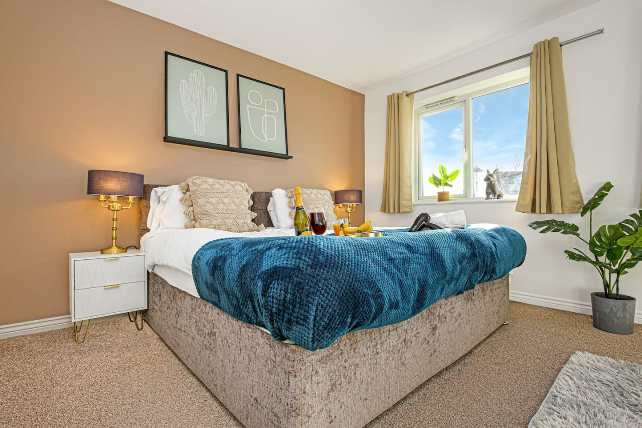 4 Bedroom 3.5 Bathroom House • Free Parking • Fast Wifi • Smart TV in 266 Prince Rupert Drive - Property image 3 - VivreStays