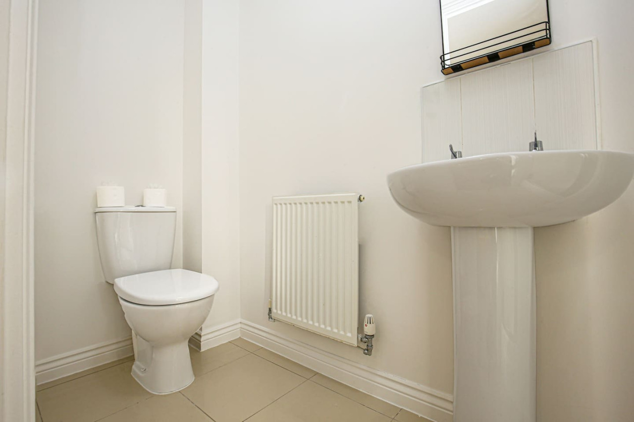 4 Bedroom 3.5 Bathroom House • Free Parking • Fast Wifi • Smart TV in 266 Prince Rupert Drive - Property image 8 - VivreStays