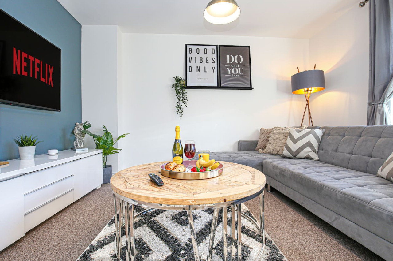 4 Bedroom 3.5 Bathroom House • Free Parking • Fast Wifi • Smart TV in 266 Prince Rupert Drive - Property image 23 - VivreStays