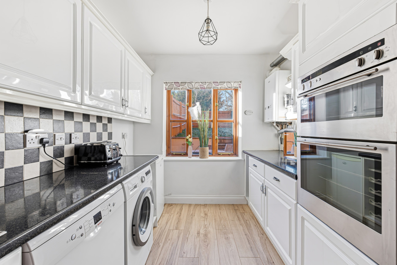 Loughton House • Prime Location • Driveway Parking • Smart TVs • Super-Fast WiFi • Garden in 62 London Road - Property image 23 - VivreStays