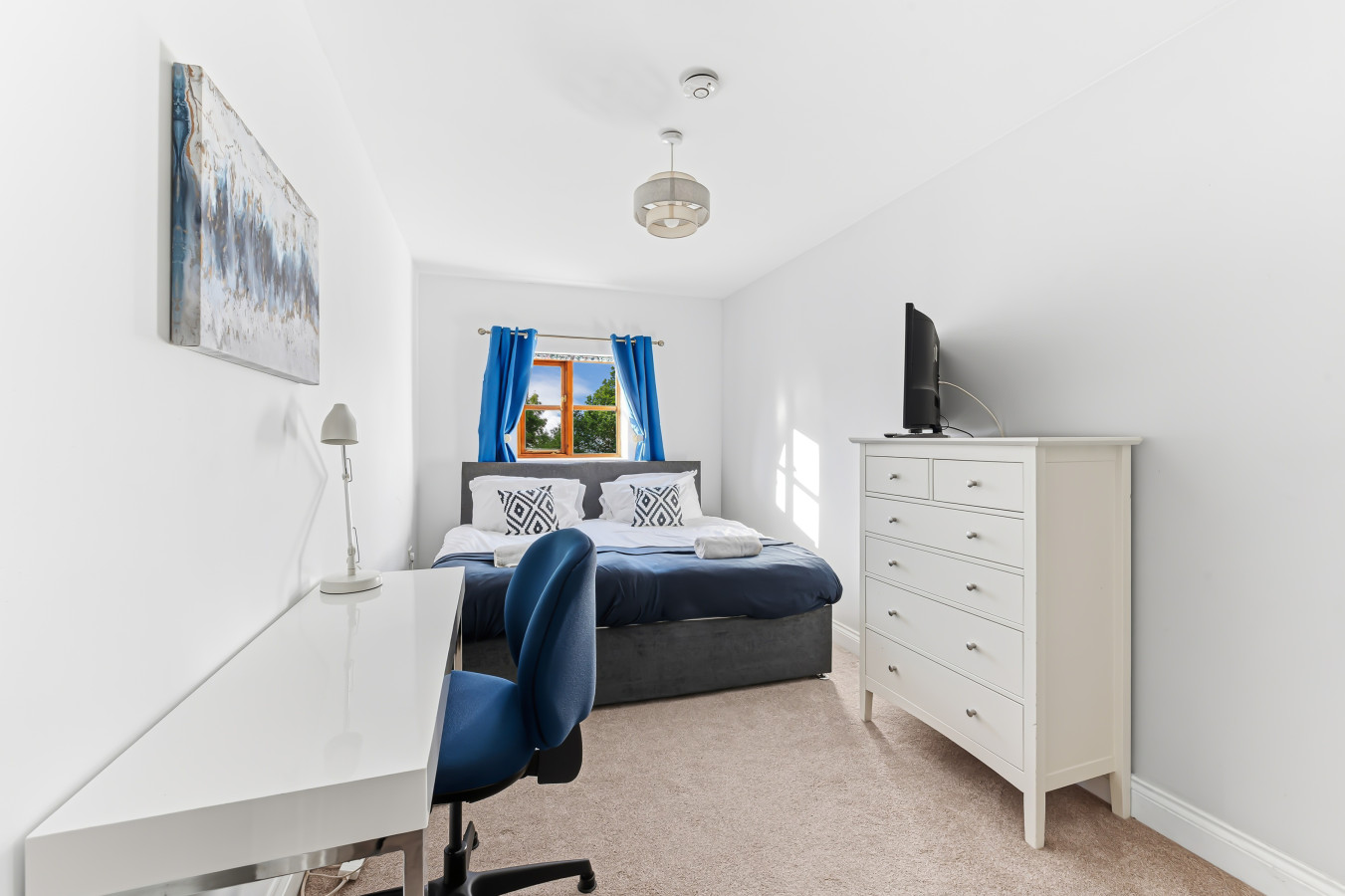 Loughton House • Prime Location • Driveway Parking • Smart TVs • Super-Fast WiFi • Garden in 62 London Road - Property image 8 - VivreStays
