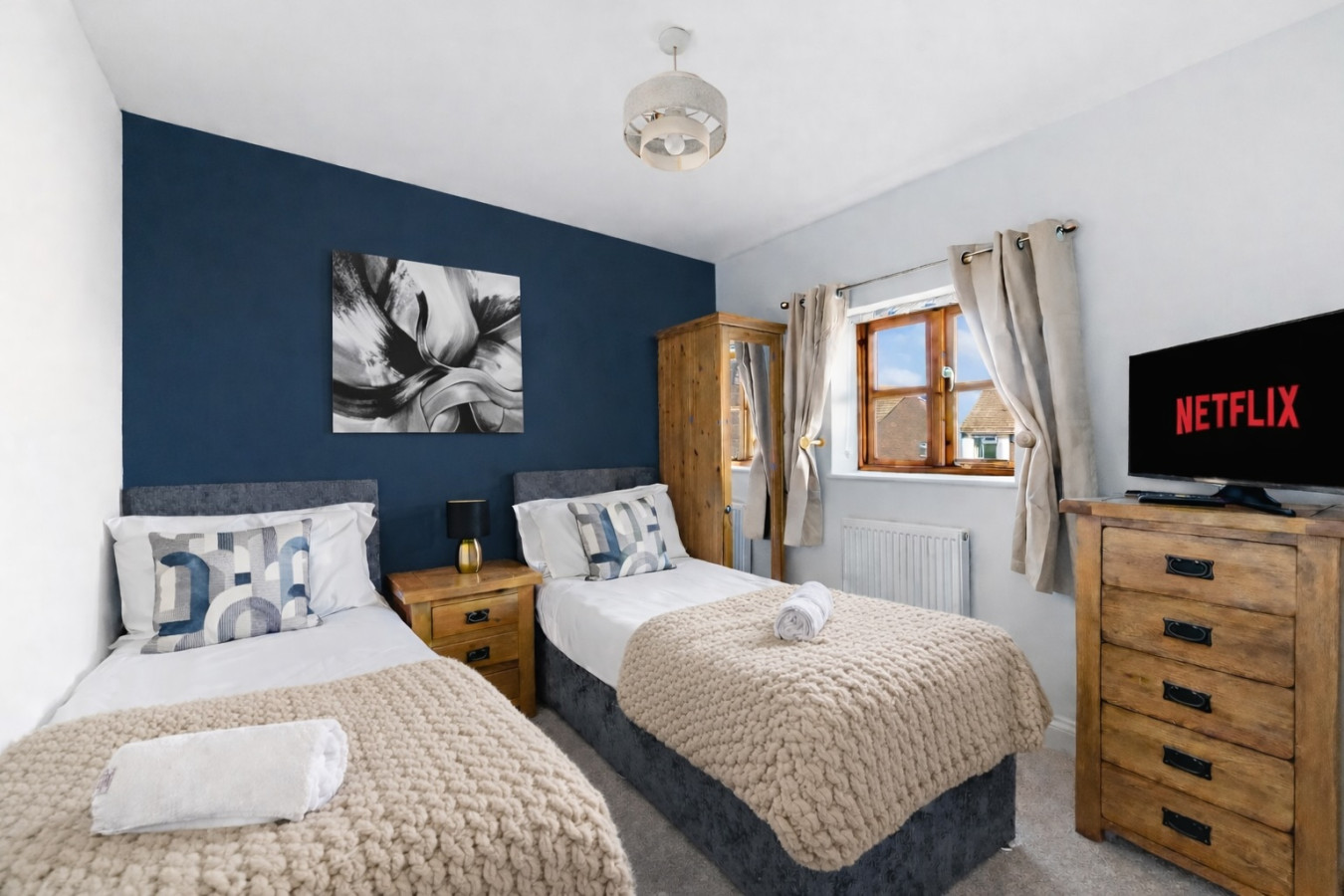 Loughton House • Prime Location • Driveway Parking • Smart TVs • Super-Fast WiFi • Garden in 62 London Road - Property image 12 - VivreStays