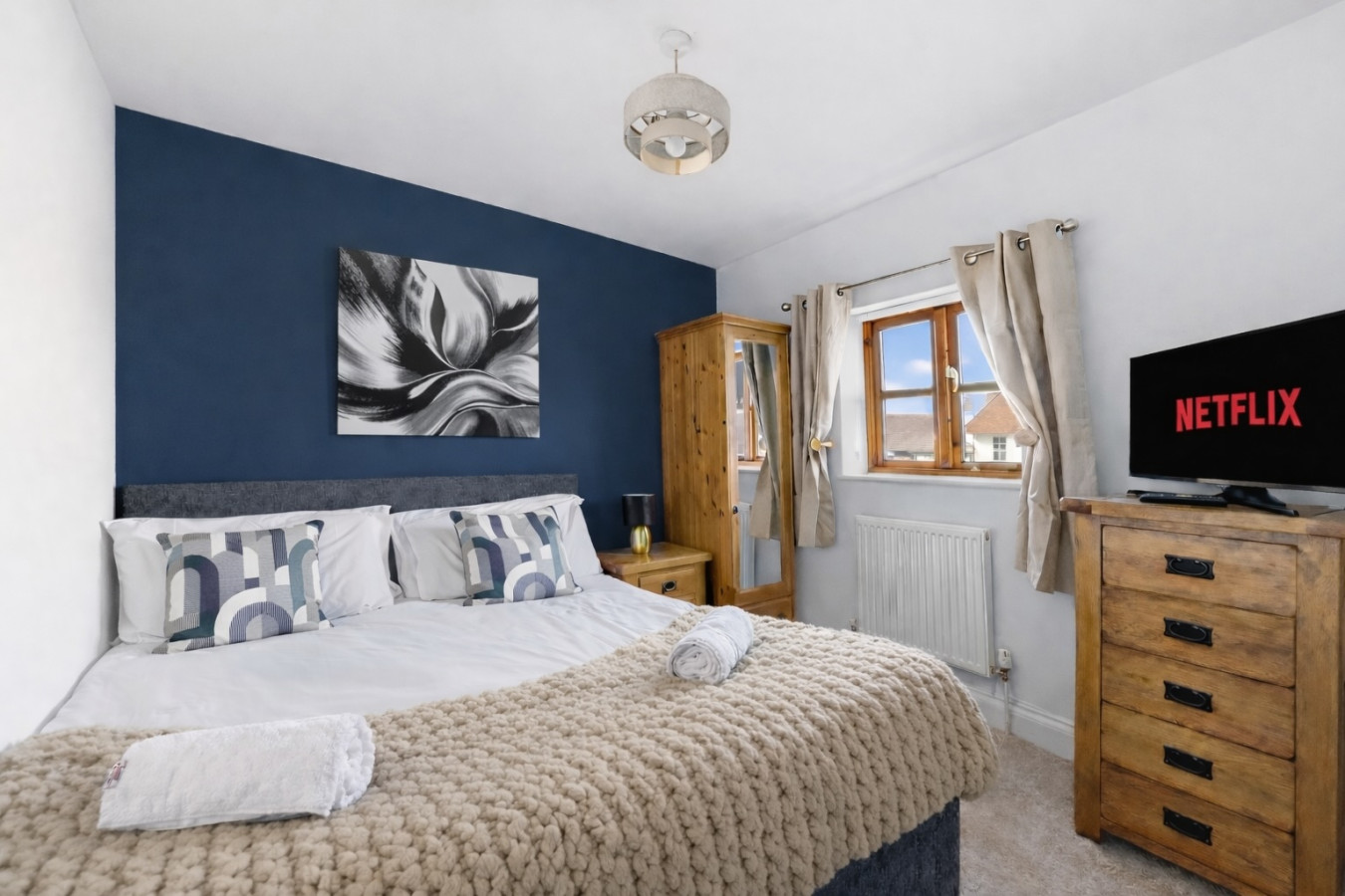 Loughton House • Prime Location • Driveway Parking • Smart TVs • Super-Fast WiFi • Garden in 62 London Road - Property image 13 - VivreStays