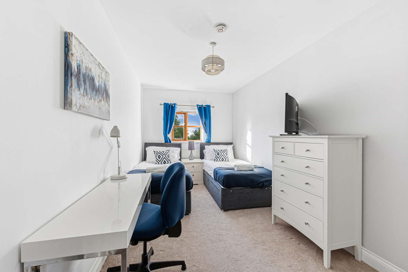 Loughton House • Prime Location • Driveway Parking • Smart TVs • Super-Fast WiFi • Garden in 62 London Road - Property image 7 - VivreStays