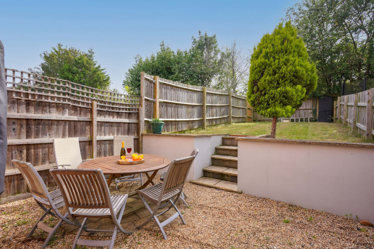 Loughton House • Prime Location • Driveway Parking • Smart TVs • Super-Fast WiFi • Garden in 62 London Road - Property image 27 - VivreStays