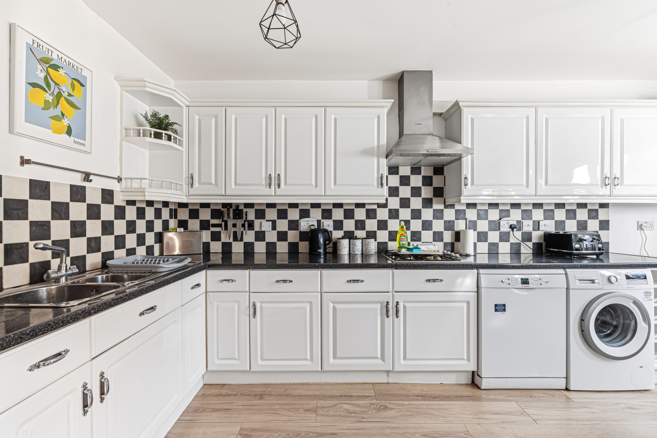 Loughton House • Prime Location • Driveway Parking • Smart TVs • Super-Fast WiFi • Garden in 62 London Road - Property image 22 - VivreStays