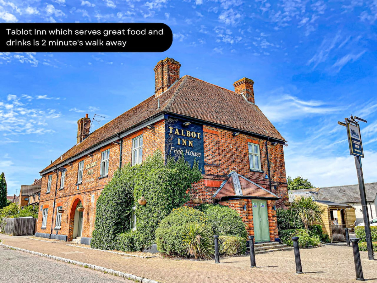 Loughton House • Prime Location • Driveway Parking • Smart TVs • Super-Fast WiFi • Garden in 62 London Road - Property image 31 - VivreStays