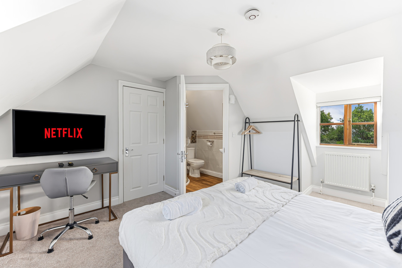 Loughton House • Prime Location • Driveway Parking • Smart TVs • Super-Fast WiFi • Garden in 62 London Road - Property image 5 - VivreStays