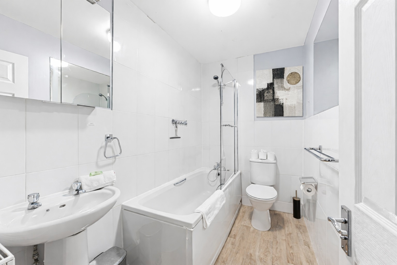 Loughton House • Prime Location • Driveway Parking • Smart TVs • Super-Fast WiFi • Garden in 62 London Road - Property image 10 - VivreStays