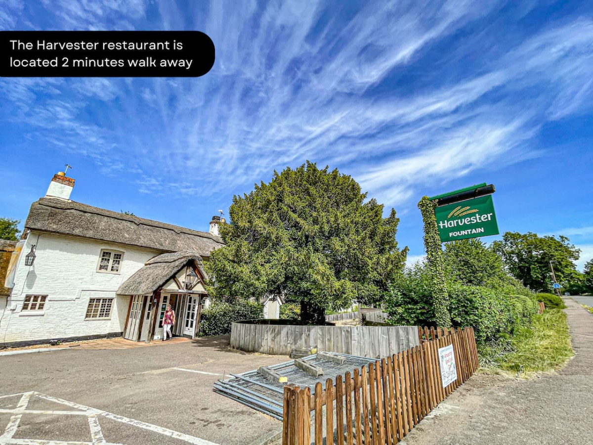 Loughton House • Prime Location • Driveway Parking • Smart TVs • Super-Fast WiFi • Garden in 62 London Road - Property image 32 - VivreStays