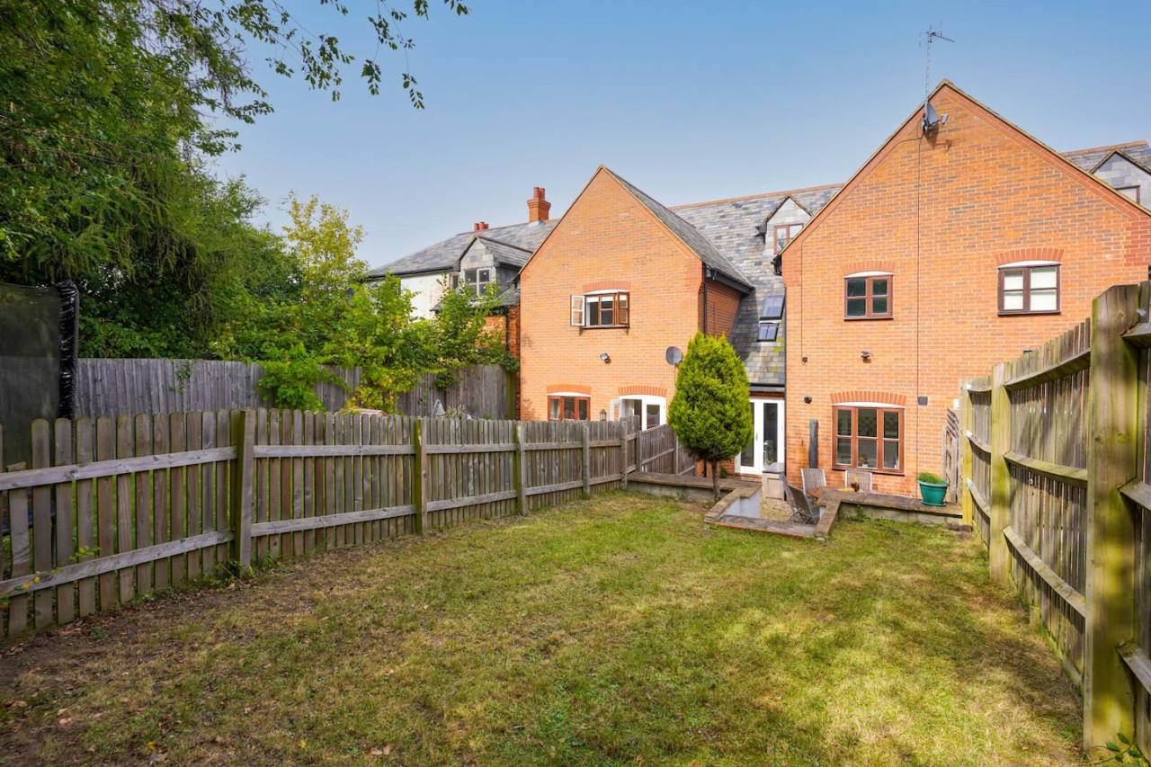 Loughton House • Prime Location • Driveway Parking • Smart TVs • Super-Fast WiFi • Garden in 62 London Road - Property image 28 - VivreStays