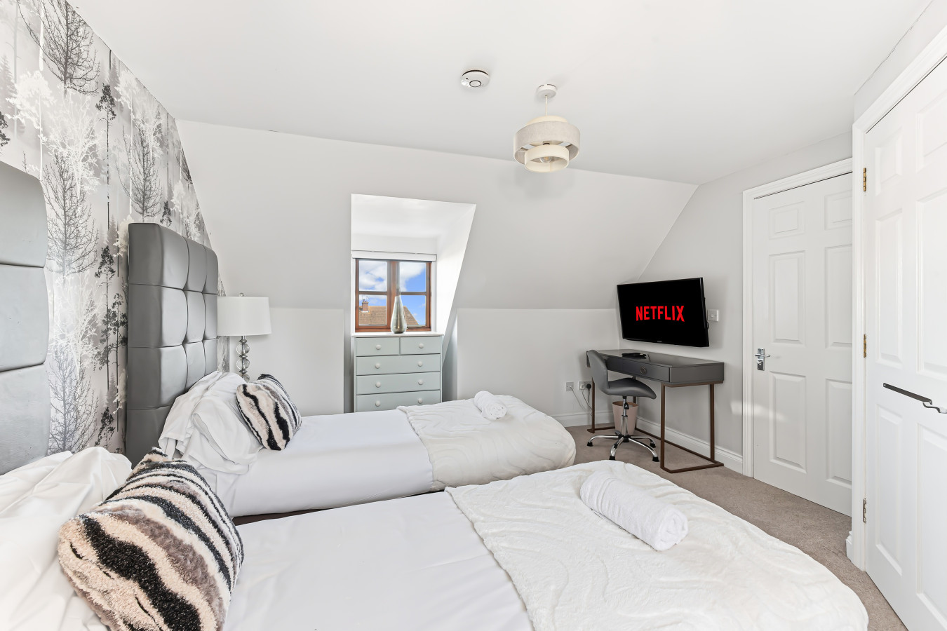 Loughton House • Prime Location • Driveway Parking • Smart TVs • Super-Fast WiFi • Garden in 62 London Road - Property image 4 - VivreStays