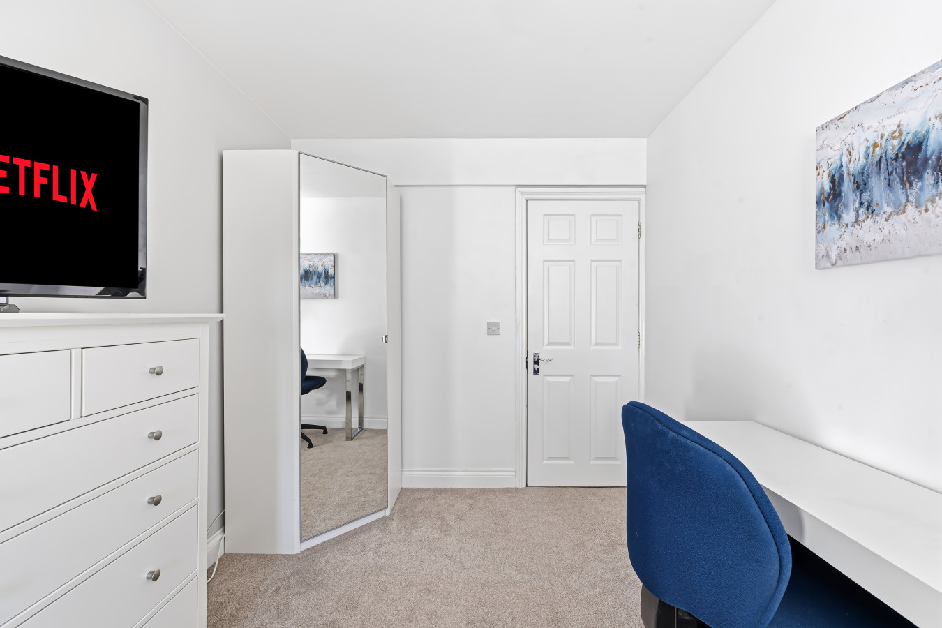 Loughton House • Prime Location • Driveway Parking • Smart TVs • Super-Fast WiFi • Garden in 62 London Road - Property image 9 - VivreStays