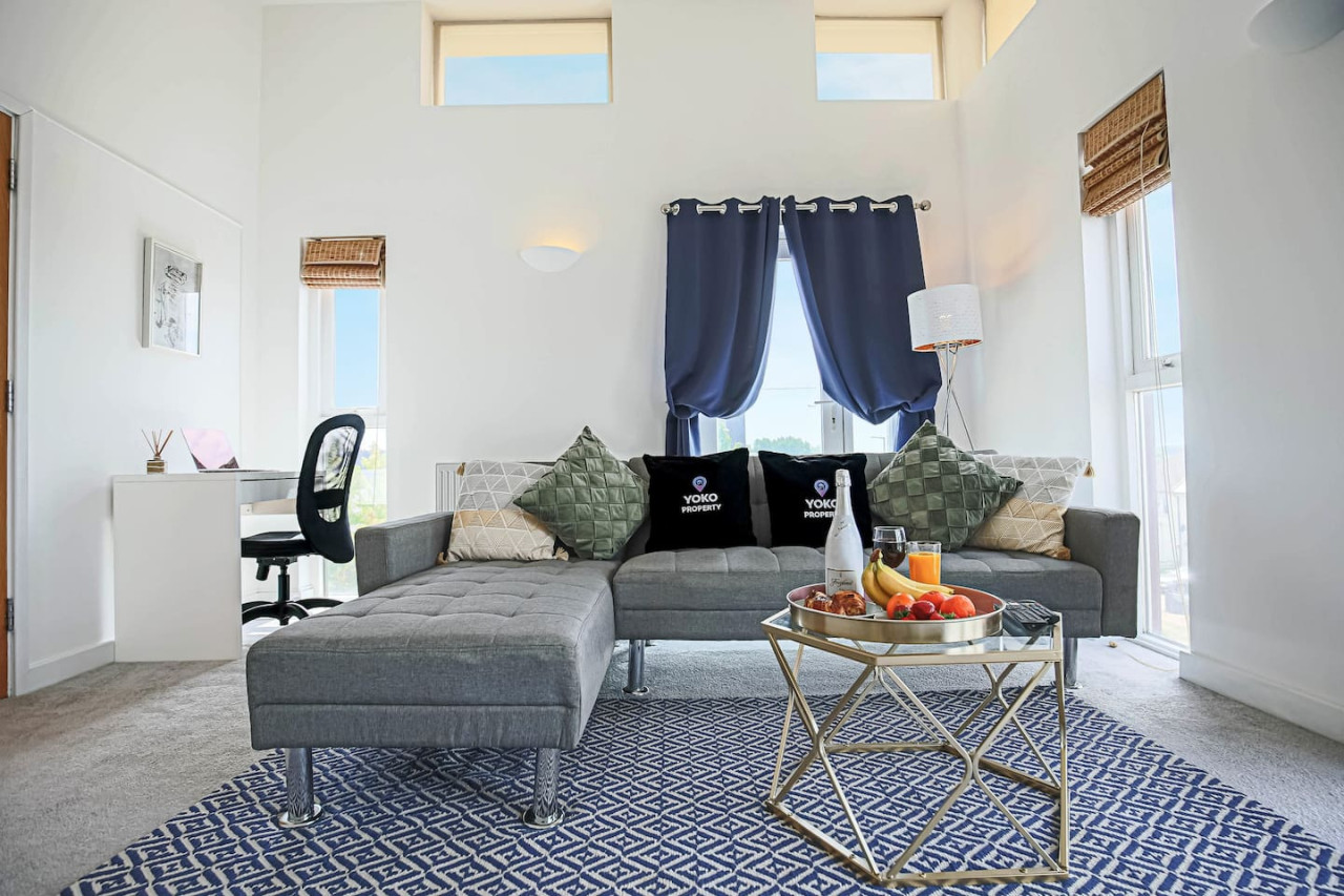 Duplex Apartment • Balcony • Free Parking • Fast Wi-Fi • Smart TVs • Self-Check-In in 7 Addenbrookes Road Flat 7 - Property image 3 - VivreStays