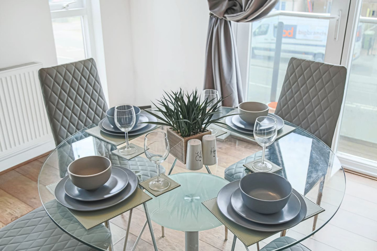 Duplex Apartment • Balcony • Free Parking • Fast Wi-Fi • Smart TVs • Self-Check-In in 7 Addenbrookes Road Flat 7 - Property image 17 - VivreStays