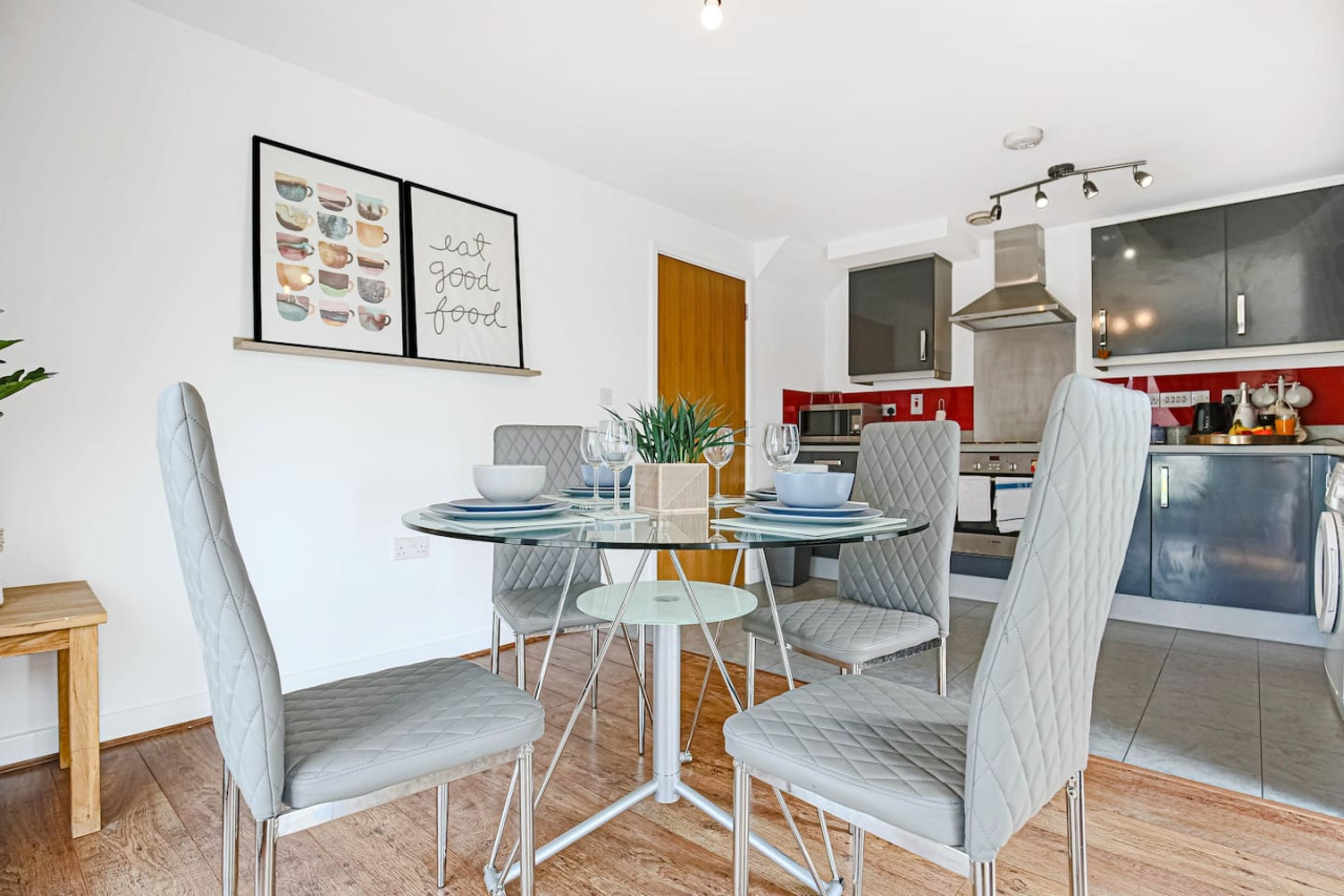 Duplex Apartment • Balcony • Free Parking • Fast Wi-Fi • Smart TVs • Self-Check-In in 7 Addenbrookes Road Flat 7 - Property image 15 - VivreStays