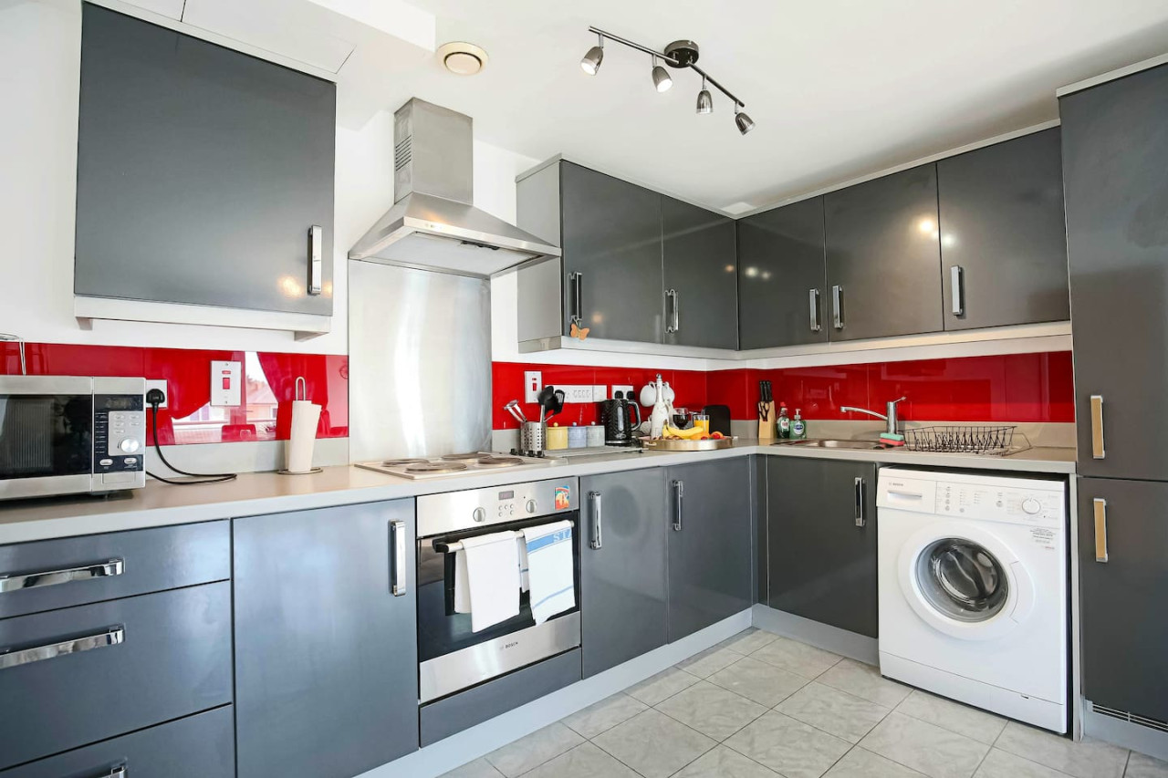 Duplex Apartment • Balcony • Free Parking • Fast Wi-Fi • Smart TVs • Self-Check-In in 7 Addenbrookes Road Flat 7 - Property image 14 - VivreStays