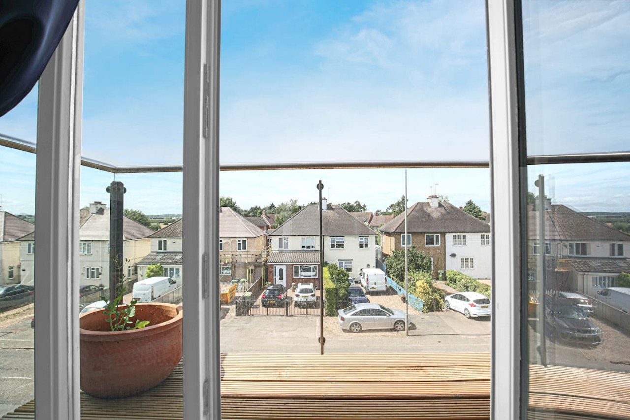 Duplex Apartment • Balcony • Free Parking • Fast Wi-Fi • Smart TVs • Self-Check-In in 7 Addenbrookes Road Flat 7 - Property image 18 - VivreStays