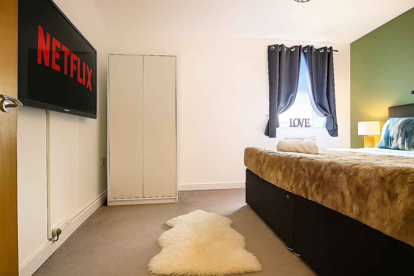 Duplex Apartment • Balcony • Free Parking • Fast Wi-Fi • Smart TVs • Self-Check-In in 7 Addenbrookes Road Flat 7 - Property image 9 - VivreStays