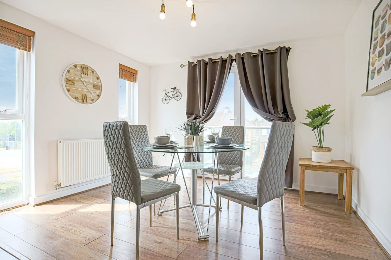 Duplex Apartment • Balcony • Free Parking • Fast Wi-Fi • Smart TVs • Self-Check-In in 7 Addenbrookes Road Flat 7 - Property image 16 - VivreStays