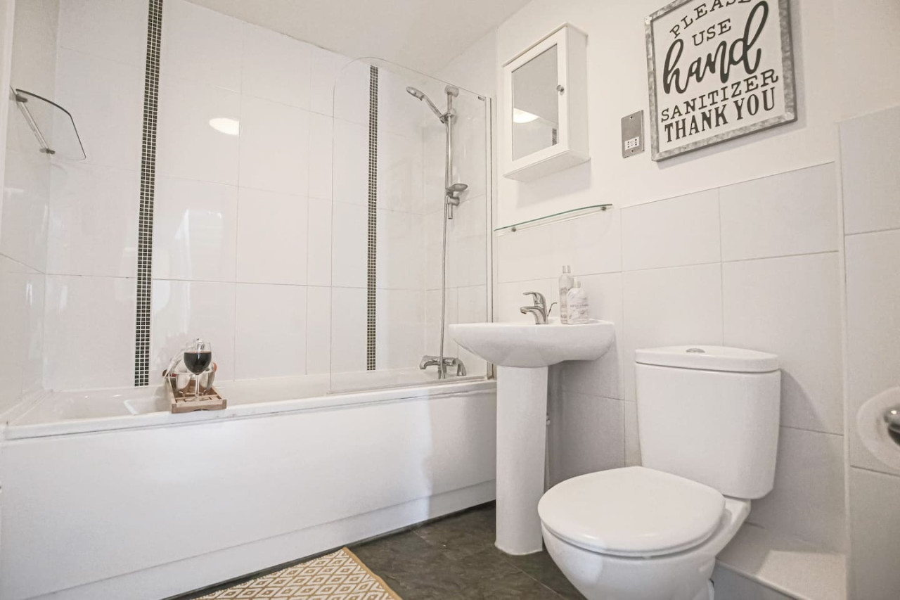 Duplex Apartment • Balcony • Free Parking • Fast Wi-Fi • Smart TVs • Self-Check-In in 7 Addenbrookes Road Flat 7 - Property image 10 - VivreStays