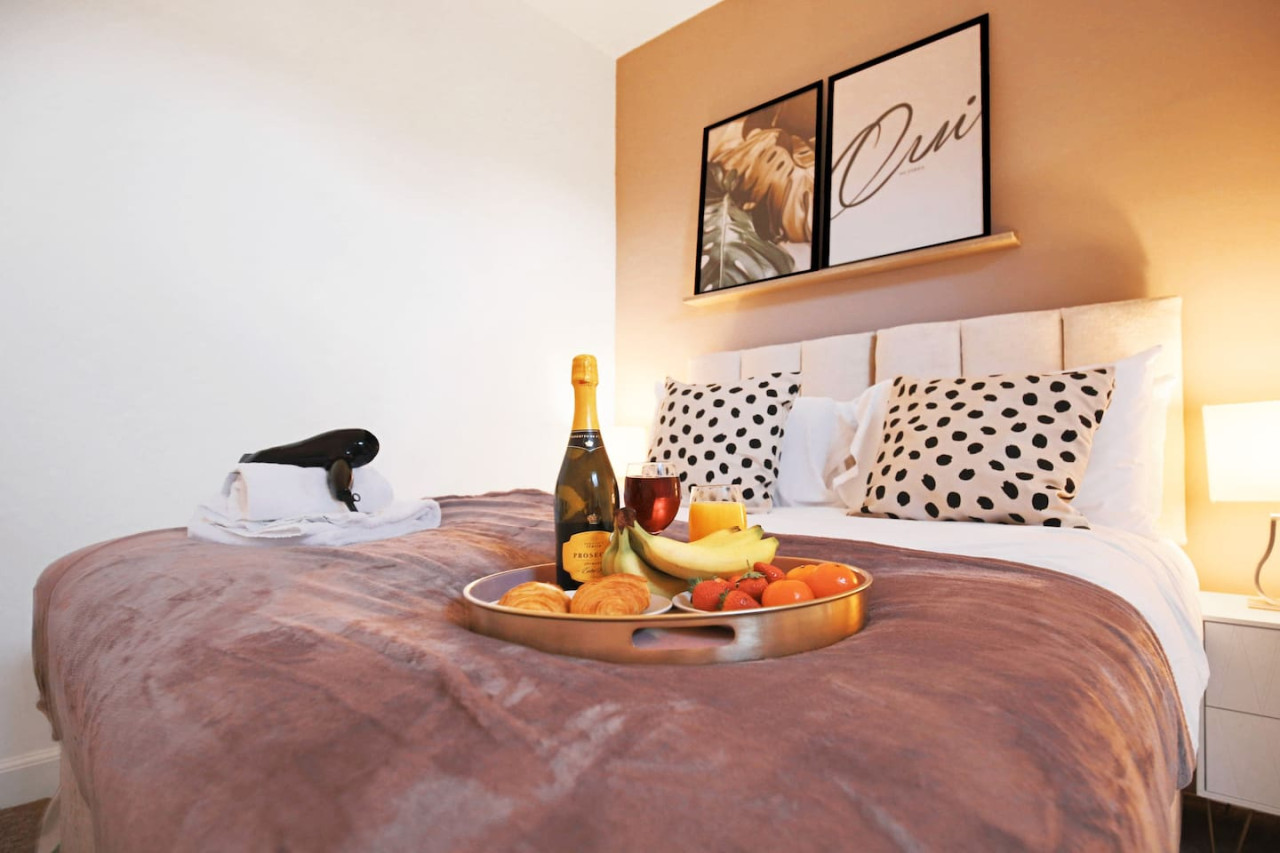 Stylish House • City Centre • Pool Table • Free Parking • Fast Wifi • Smart TV in 76 Lutterworth Road - Property image 15 - VivreStays