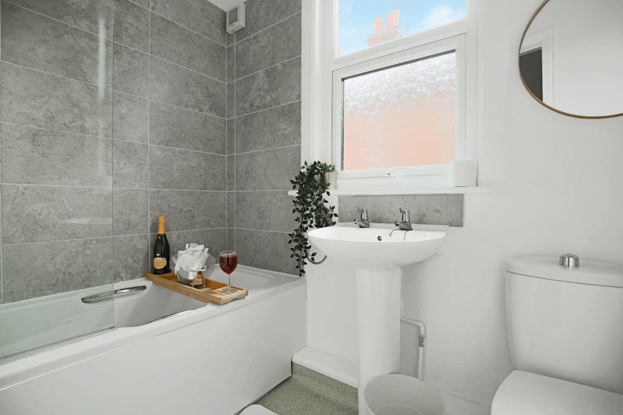 Stylish House • City Centre • Pool Table • Free Parking • Fast Wifi • Smart TV in 76 Lutterworth Road - Property image 21 - VivreStays