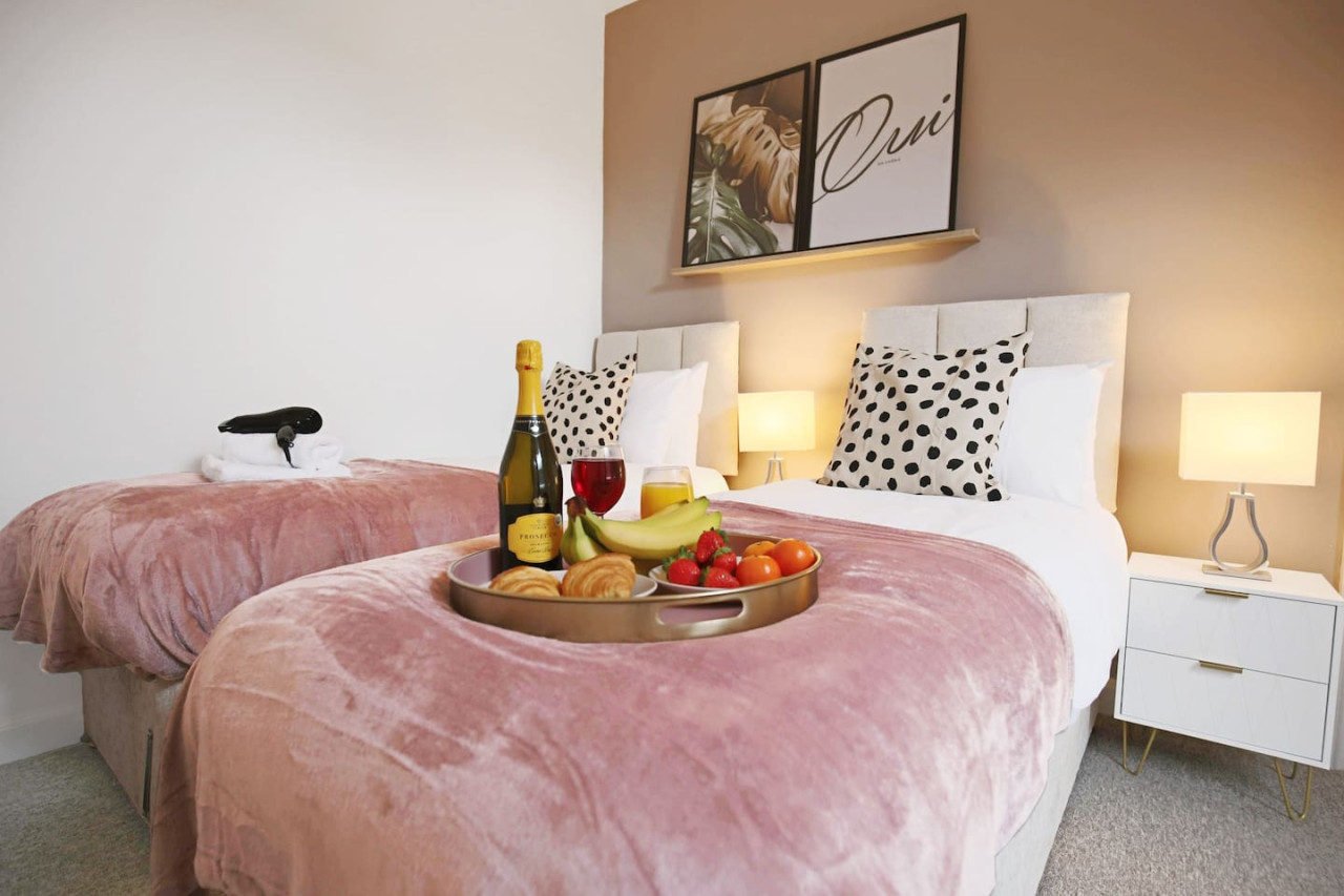 Stylish House • City Centre • Pool Table • Free Parking • Fast Wifi • Smart TV in 76 Lutterworth Road - Property image 14 - VivreStays