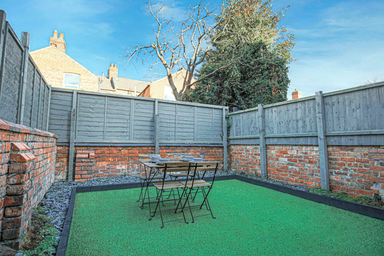 Stylish House • City Centre • Pool Table • Free Parking • Fast Wifi • Smart TV in 76 Lutterworth Road - Property image 33 - VivreStays