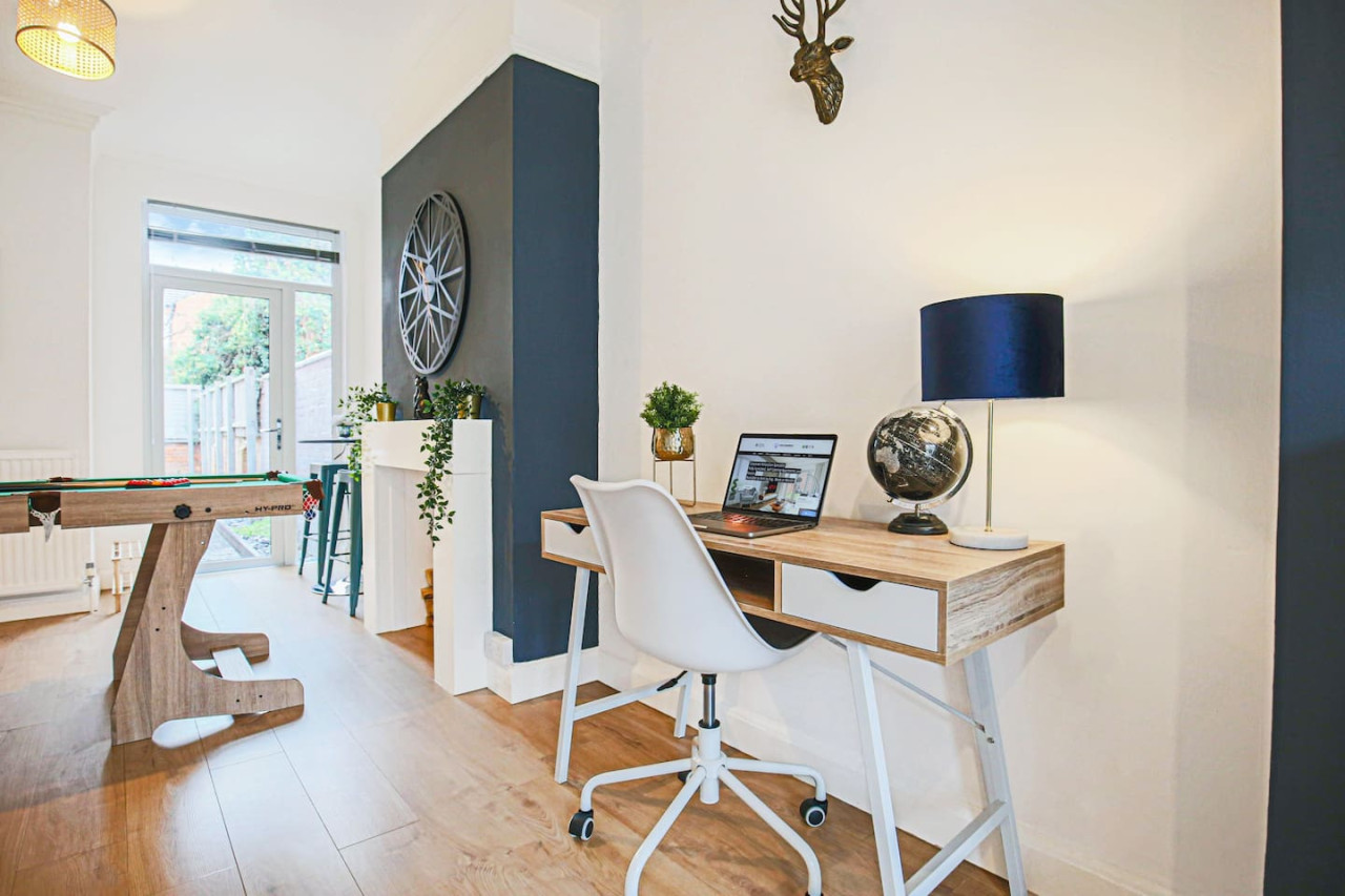 Stylish House • City Centre • Pool Table • Free Parking • Fast Wifi • Smart TV in 76 Lutterworth Road - Property image 7 - VivreStays