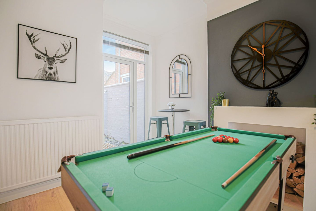 Stylish House • City Centre • Pool Table • Free Parking • Fast Wifi • Smart TV in 76 Lutterworth Road - Property image 9 - VivreStays