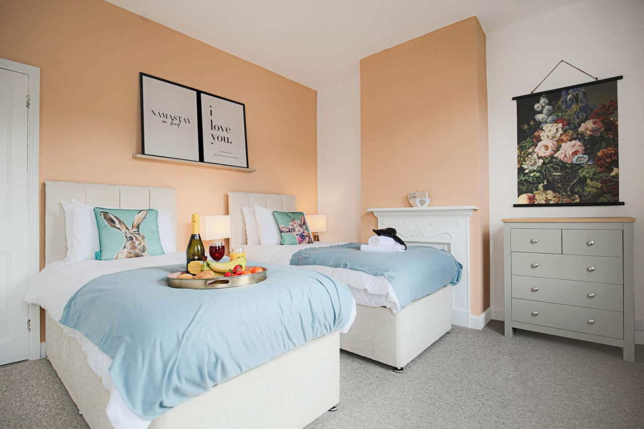 Stylish House • City Centre • Pool Table • Free Parking • Fast Wifi • Smart TV in 76 Lutterworth Road - Property image 11 - VivreStays