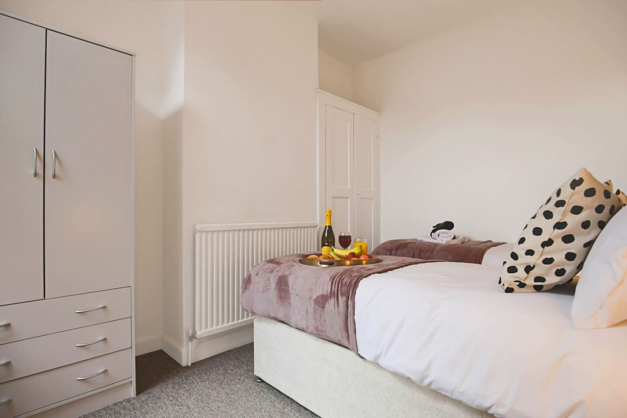 Stylish House • City Centre • Pool Table • Free Parking • Fast Wifi • Smart TV in 76 Lutterworth Road - Property image 16 - VivreStays