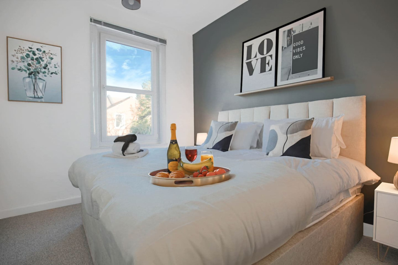 Stylish House • City Centre • Pool Table • Free Parking • Fast Wifi • Smart TV in 76 Lutterworth Road - Property image 19 - VivreStays