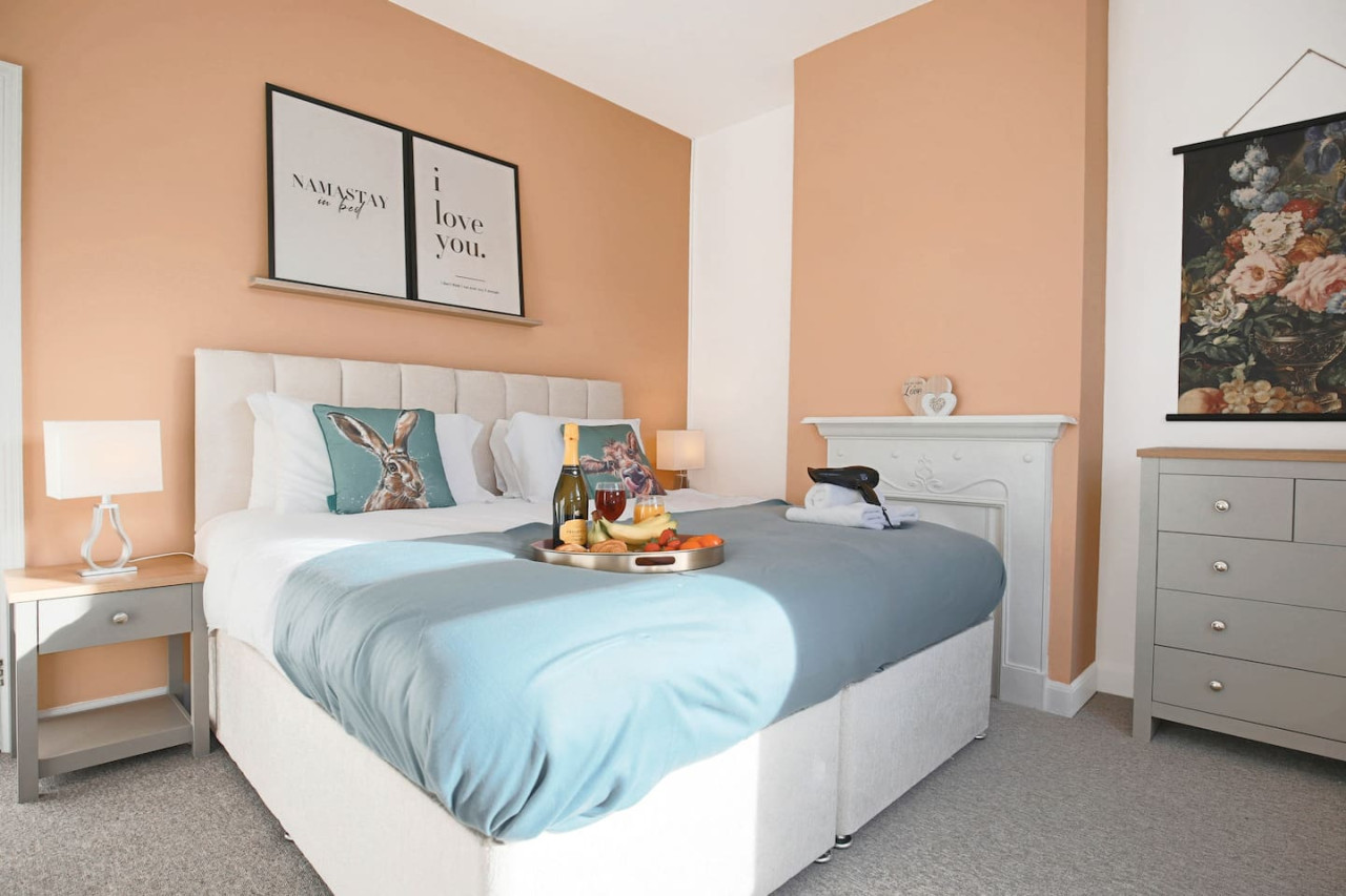 Stylish House • City Centre • Pool Table • Free Parking • Fast Wifi • Smart TV in 76 Lutterworth Road - Property image 12 - VivreStays