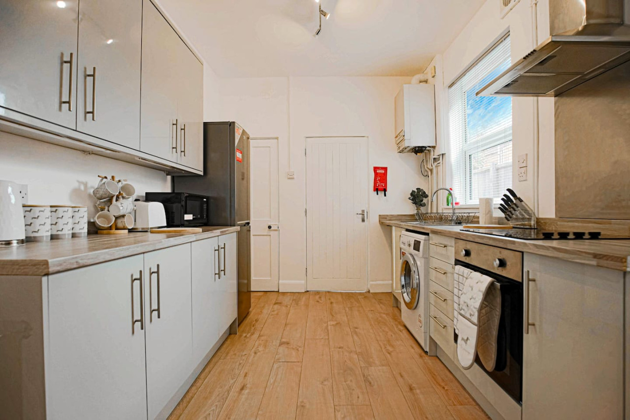 Stylish House • City Centre • Pool Table • Free Parking • Fast Wifi • Smart TV in 76 Lutterworth Road - Property image 25 - VivreStays