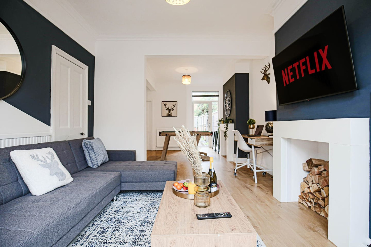 Stylish House • City Centre • Pool Table • Free Parking • Fast Wifi • Smart TV in 76 Lutterworth Road - Property image 6 - VivreStays