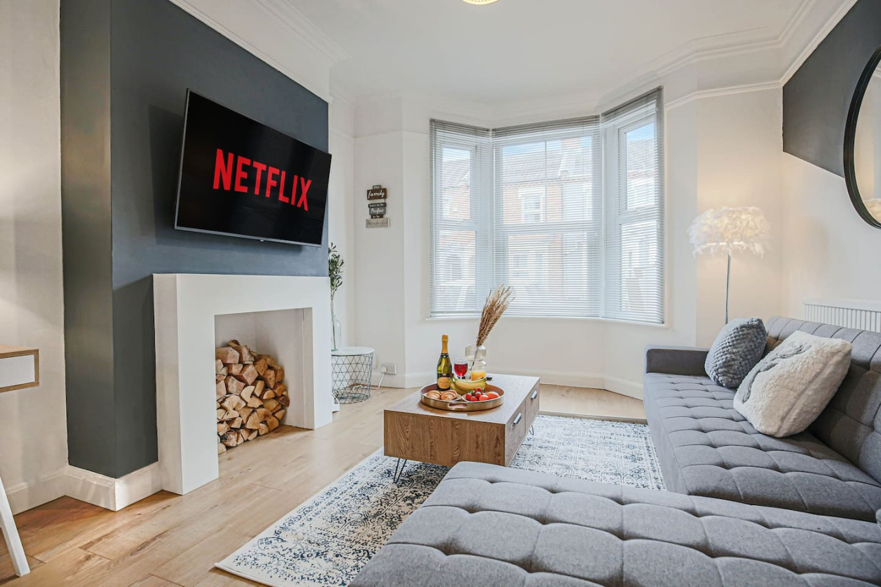 Stylish House • City Centre • Pool Table • Free Parking • Fast Wifi • Smart TV in 76 Lutterworth Road - Property image 4 - VivreStays