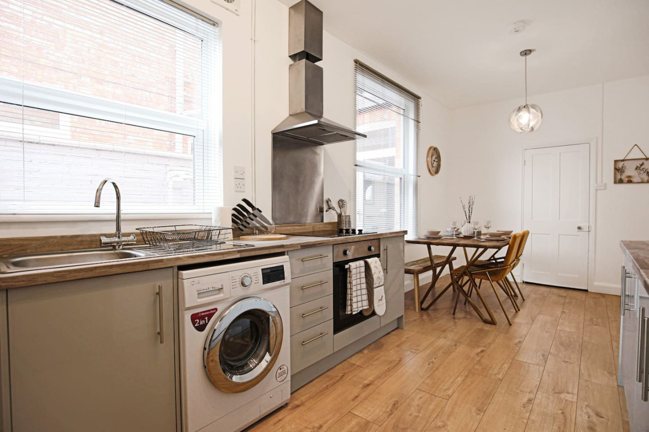 Stylish House • City Centre • Pool Table • Free Parking • Fast Wifi • Smart TV in 76 Lutterworth Road - Property image 26 - VivreStays