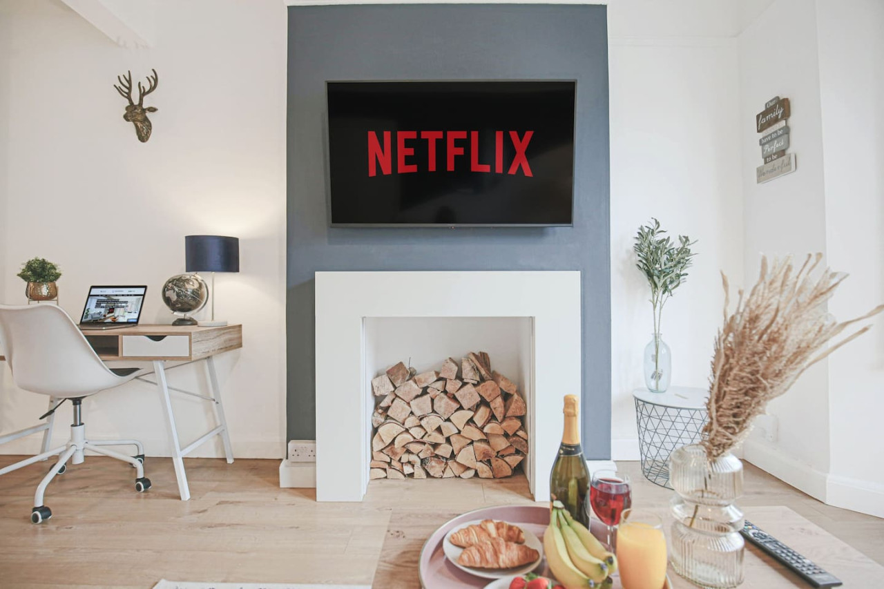 Stylish House • City Centre • Pool Table • Free Parking • Fast Wifi • Smart TV in 76 Lutterworth Road - Property image 2 - VivreStays