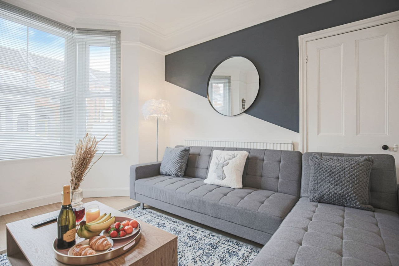 Stylish House • City Centre • Pool Table • Free Parking • Fast Wifi • Smart TV in 76 Lutterworth Road - Property image 5 - VivreStays