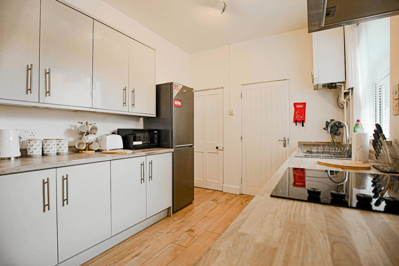 Stylish House • City Centre • Pool Table • Free Parking • Fast Wifi • Smart TV in 76 Lutterworth Road - Property image 27 - VivreStays