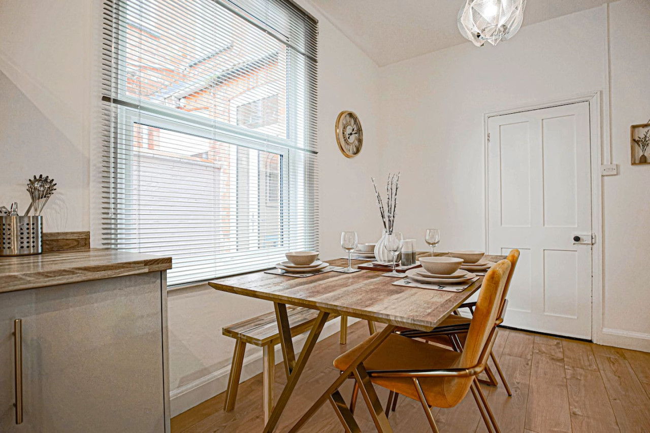 Stylish House • City Centre • Pool Table • Free Parking • Fast Wifi • Smart TV in 76 Lutterworth Road - Property image 29 - VivreStays