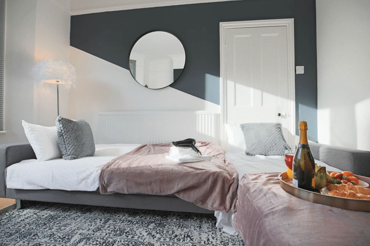 Stylish House • City Centre • Pool Table • Free Parking • Fast Wifi • Smart TV in 76 Lutterworth Road - Property image 31 - VivreStays