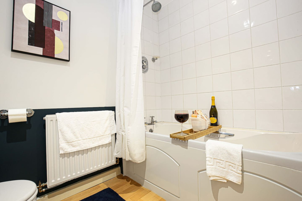 Beautiful Apartment - City Centre - Garden+Parking in 10 Huntley Crescent - Property image 13 - VivreStays