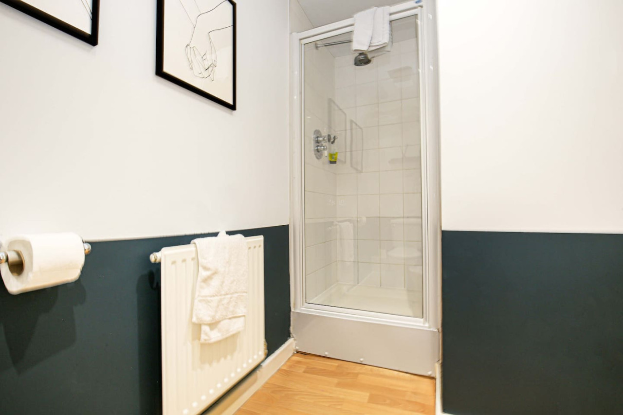 Beautiful Apartment - City Centre - Garden+Parking in 10 Huntley Crescent - Property image 21 - VivreStays
